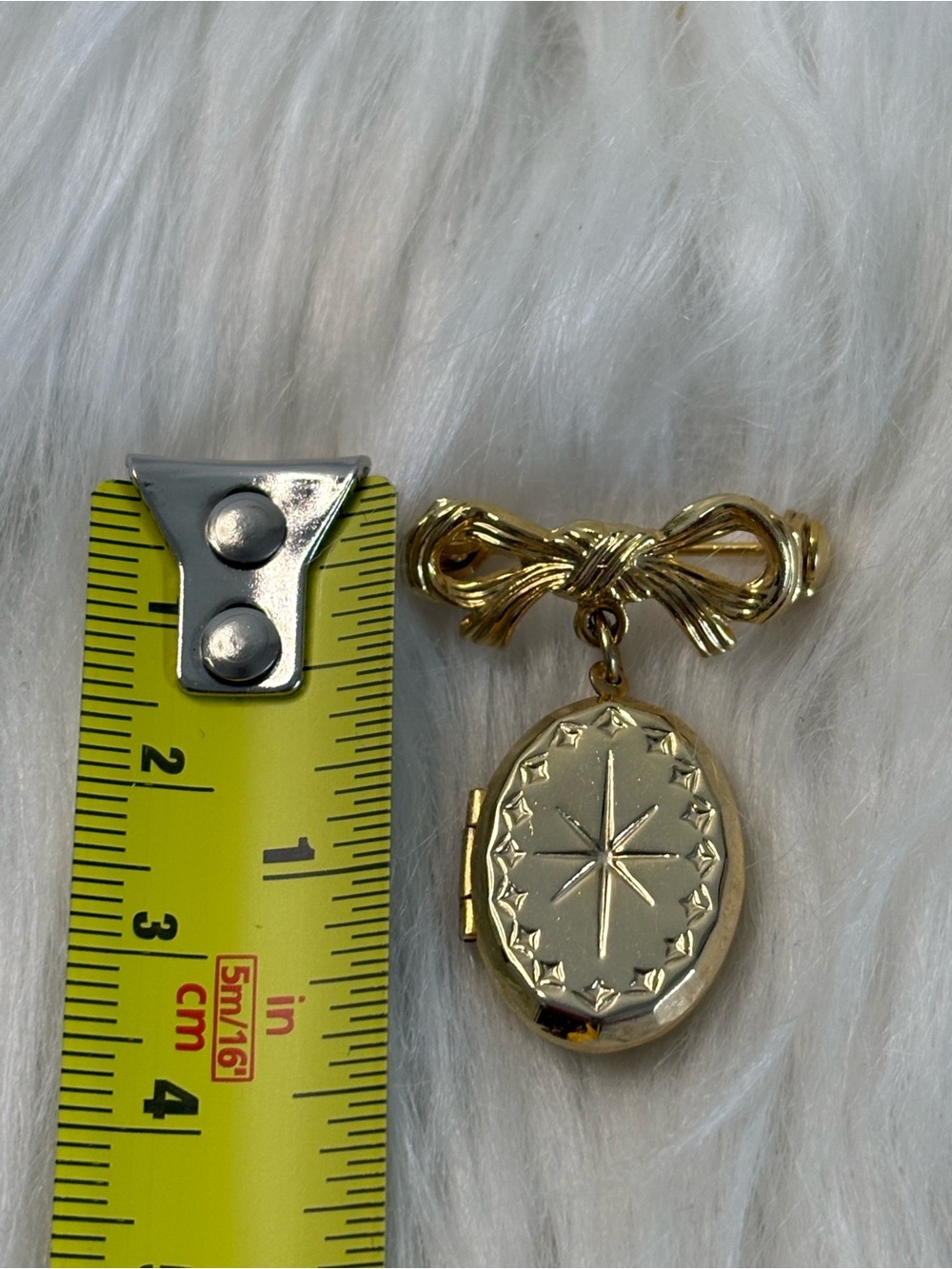 (203)Gold Tone Bow Locket Pin - Starburst Oval Locket - Picture 4 of 4